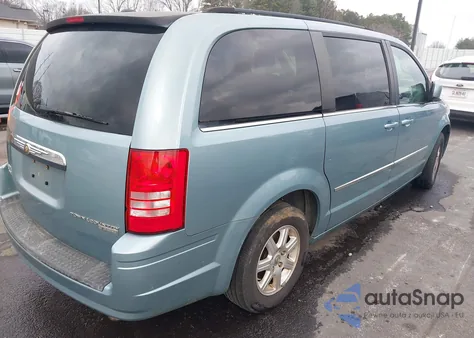 2010 Chrysler Town & Country Touring z USA, uszkodzony, nr VIN 2A4RR5DX5AR319560